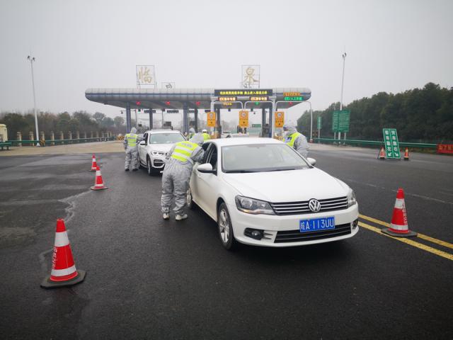 省交控集團全面打響以“高速公路收費站、服務(wù)區(qū)和客運站場” 等為主戰(zhàn)場的疫情防控阻擊戰(zhàn)。_調(diào)整大小.jpg