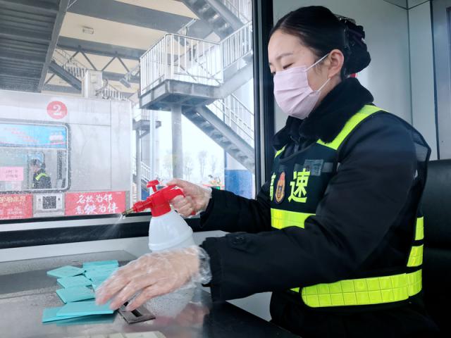 一線員工配備口罩、手套等防護用品堅守崗位，同時做好辦公、生活區(qū)域及CPC卡的消毒。_調(diào)整大小.png