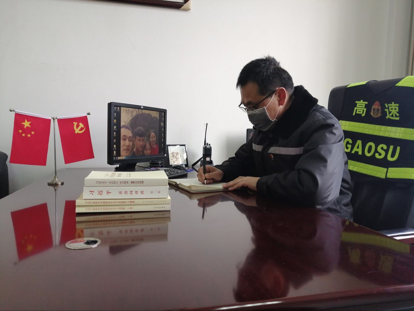 界阜蚌公司利辛東站青年團(tuán)員積極做宣傳志愿者，在收費廣場發(fā)放“知艾防艾宣傳單”，營造良好的艾滋病防治社會環(huán)境。.jpg