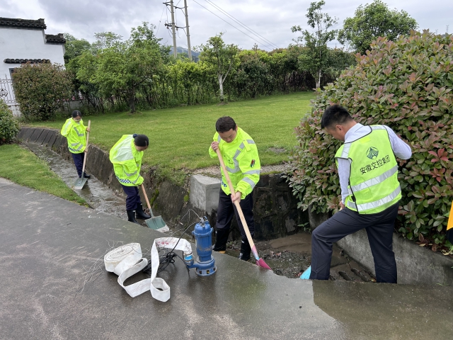 20黃山中心黟縣收費站未雨綢繆，組織開展站點防汛搶險應急演練.JPG