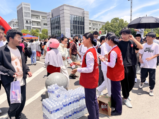 6月7日，德上高速淮南處壽縣站暢淮青年服務(wù)志愿者吳瑞瑞、莊曉曉為考生提供飲水...JPG