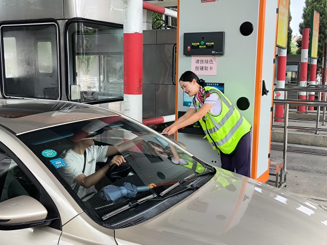 9月15日，中秋小長(zhǎng)假首日，雙廟收費(fèi)站入口車流激增，站內(nèi)組織人員積極做好道口保通保暢工作。.jpg