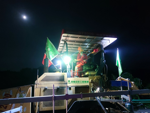 9 月 14 日，安徽交工集團(tuán)廣德至宣城段改擴(kuò)建工程07標(biāo)項(xiàng)目施工人員正在進(jìn)行路面銑刨攤鋪?zhàn)鳂I(yè)。.jpg