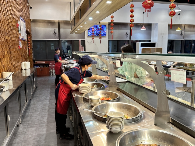 9月29日晚間，為保障國(guó)慶假期，豐樂(lè)服務(wù)區(qū)餐廳延長(zhǎng)營(yíng)業(yè)時(shí)間3.jpg